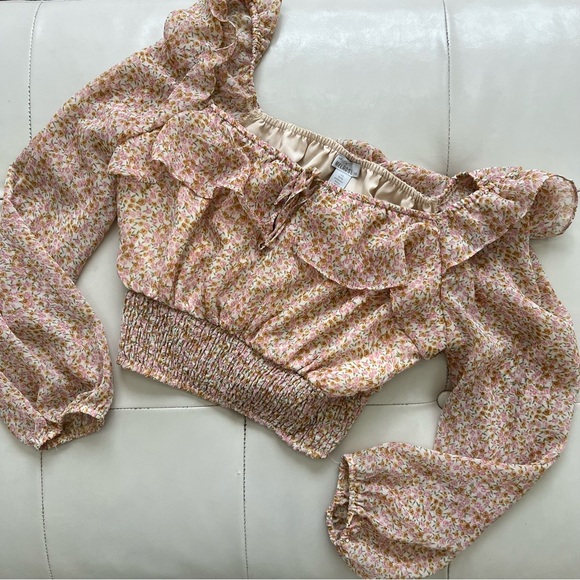West of Melrose floral ruched ruffle long sleeve cropped blouse 💐

Size Medium! - Picture 3 of 4
